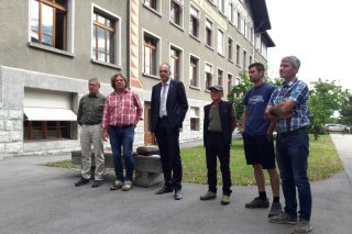 De gauche à droite: Moritz Schwery, responsable de la protection des troupeaux, Dani Ritler, éleveur, Christophe Darbellay, chef du Département de l'économie et de la formation, Olivier Sarrasin, éleveur, Daniel Lattion et son fils, éleveurs